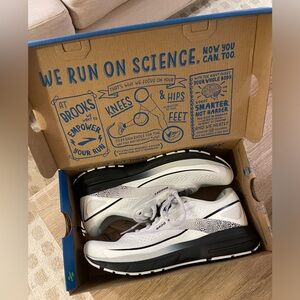 NEVER WORN Brooks Running shoes — Trace 3